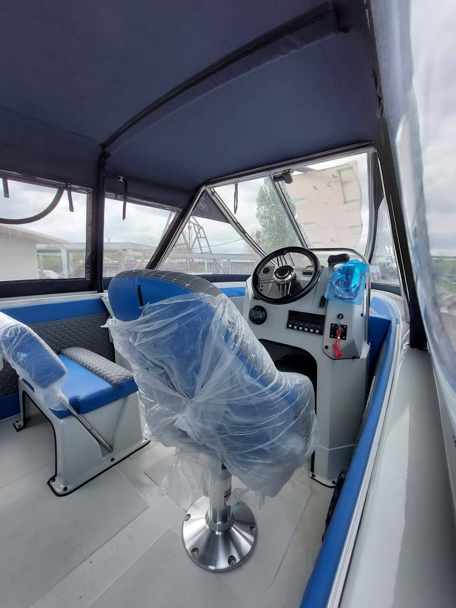 Corsar 900 Cruiser - detalii cabină și punte